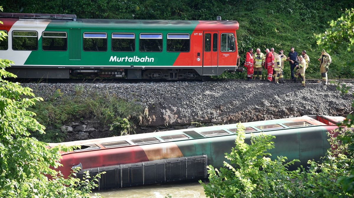 U Salcburku vykolejil vlak s dětmi. Jeden vagon skončil v řece